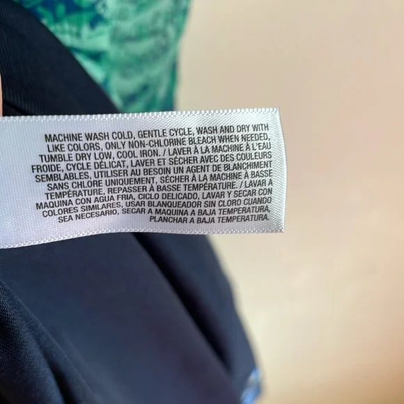 Beach ready, strapless paisley print perfect for poolside. Stretchy comfort! - Picture 4 of 6